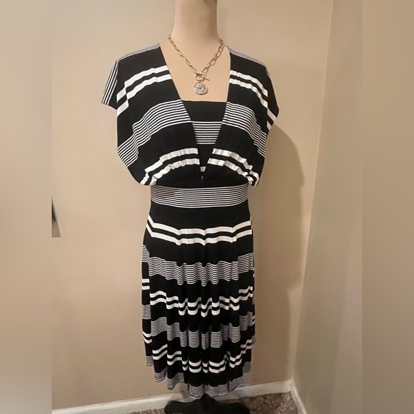 WHBM convertible dress (sleeveless, two shoulder, one shoulder) Size 14 - Picture 2 of 10